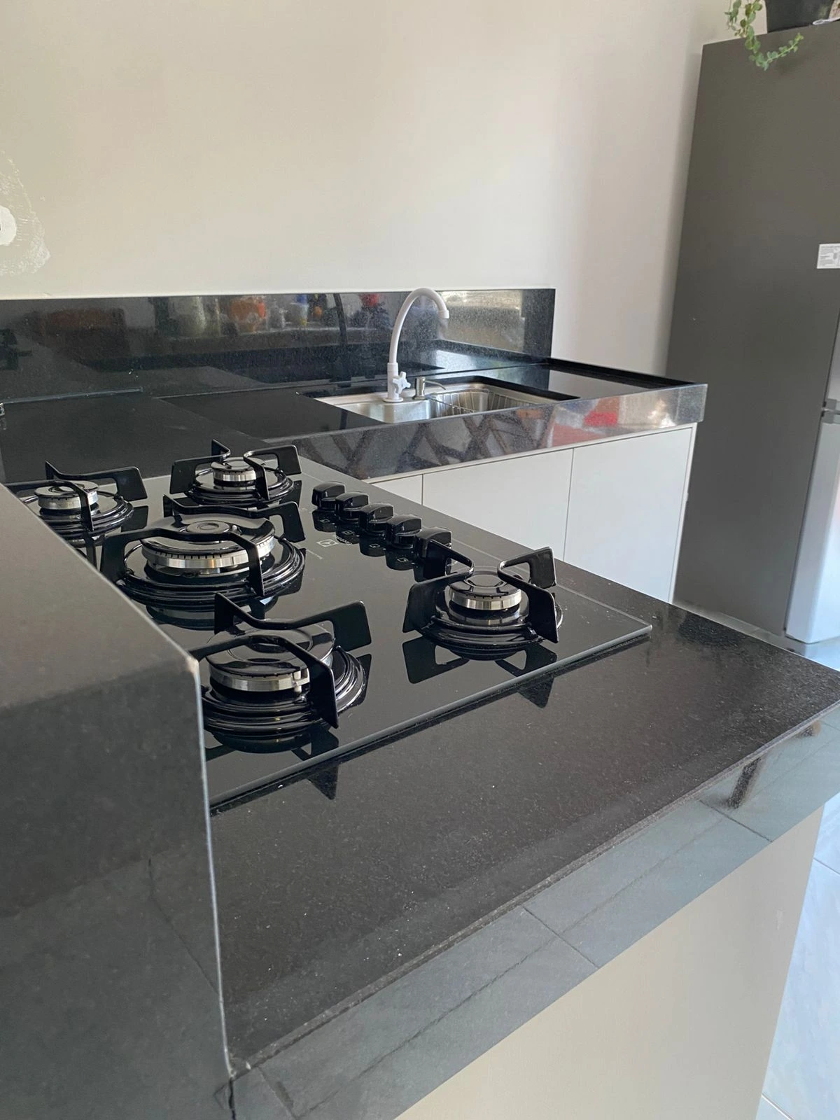 Cozinha com Balcão e Bancada Integrada - Imagem 2