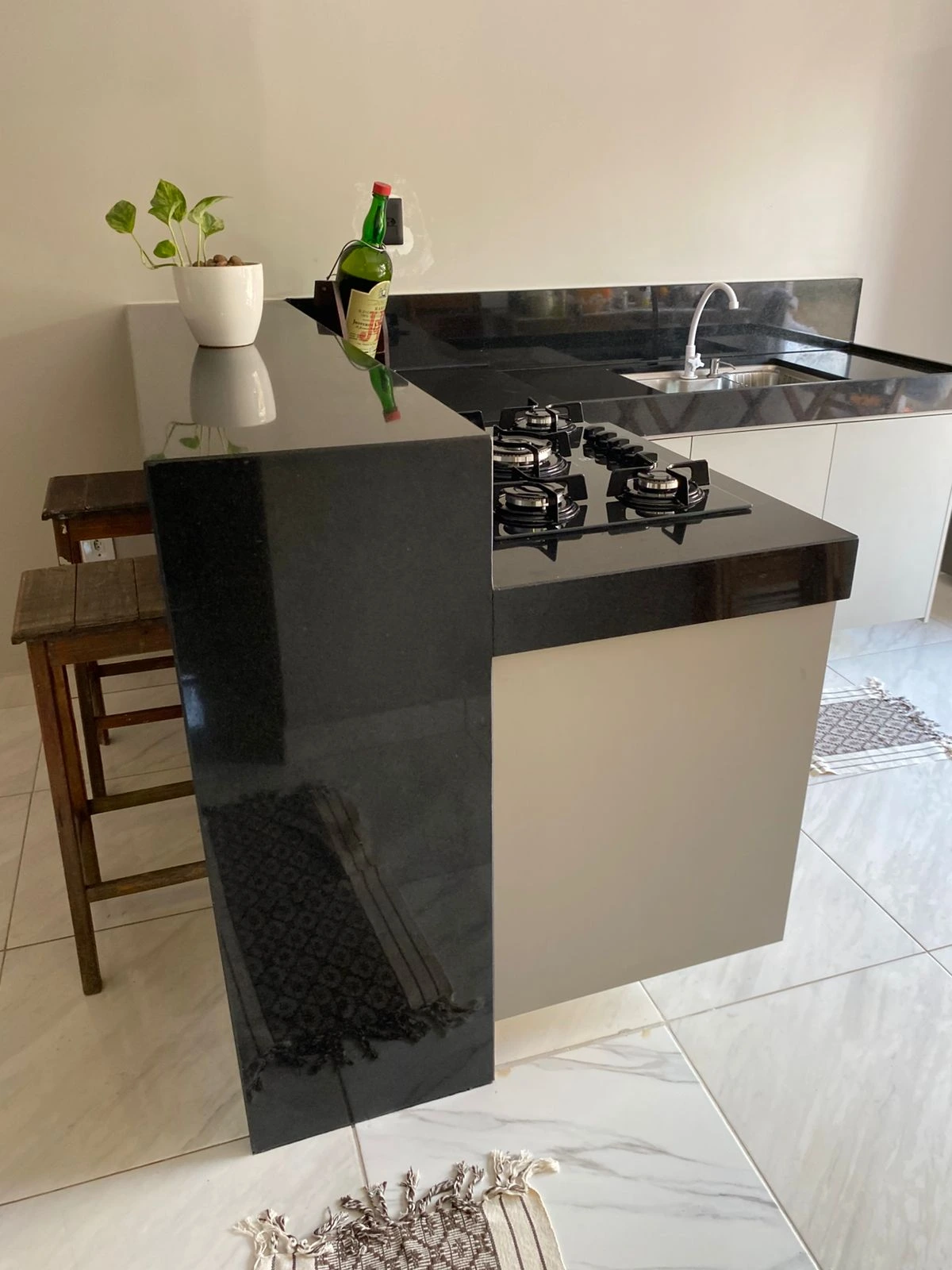 Cozinha com Balcão e Bancada Integrada - Imagem 4