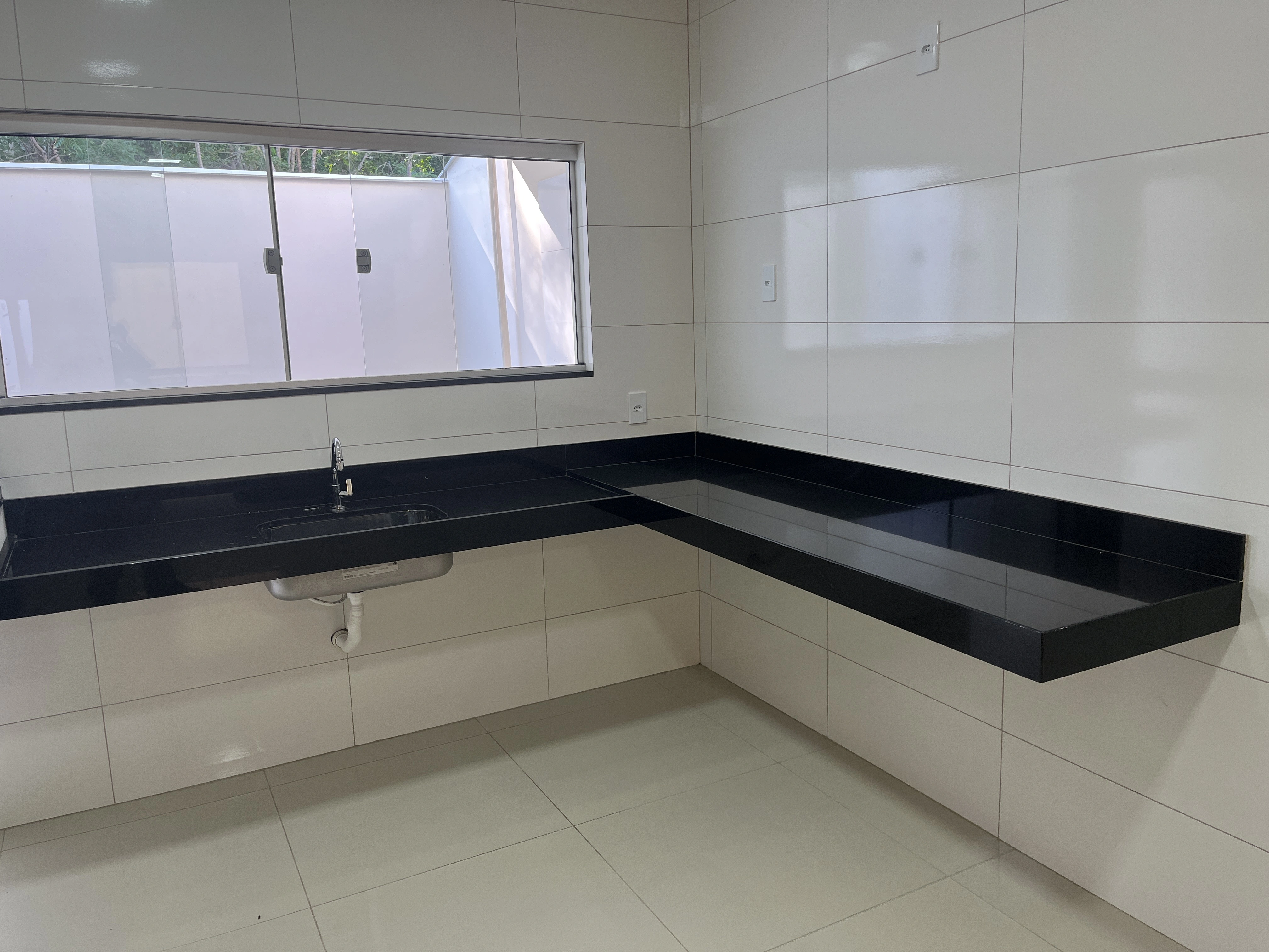 Cozinha em U com Pia, Bancada e Balcão - Imagem 2