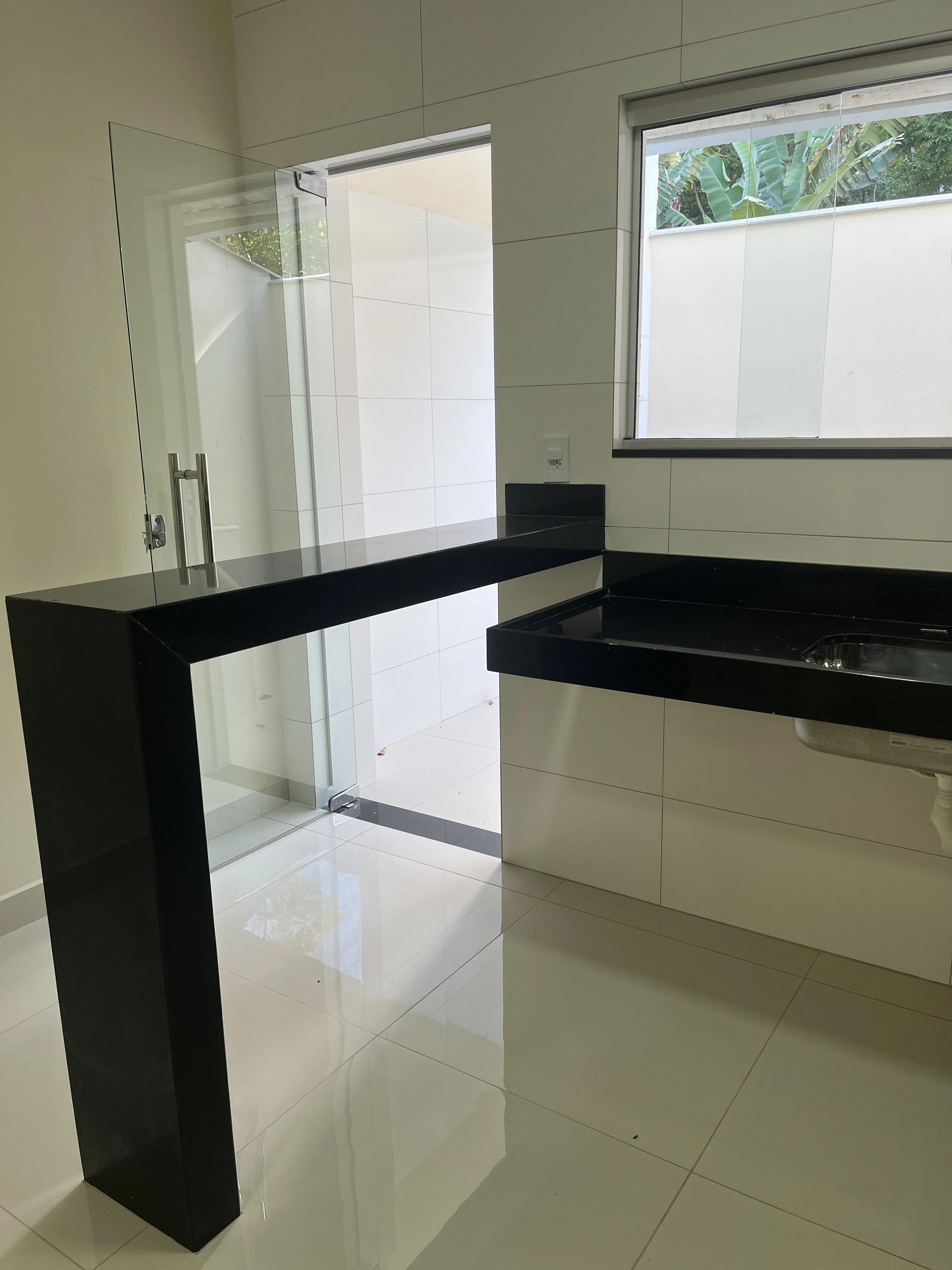 Cozinha em U com Pia, Bancada e Balcão - Imagem 3