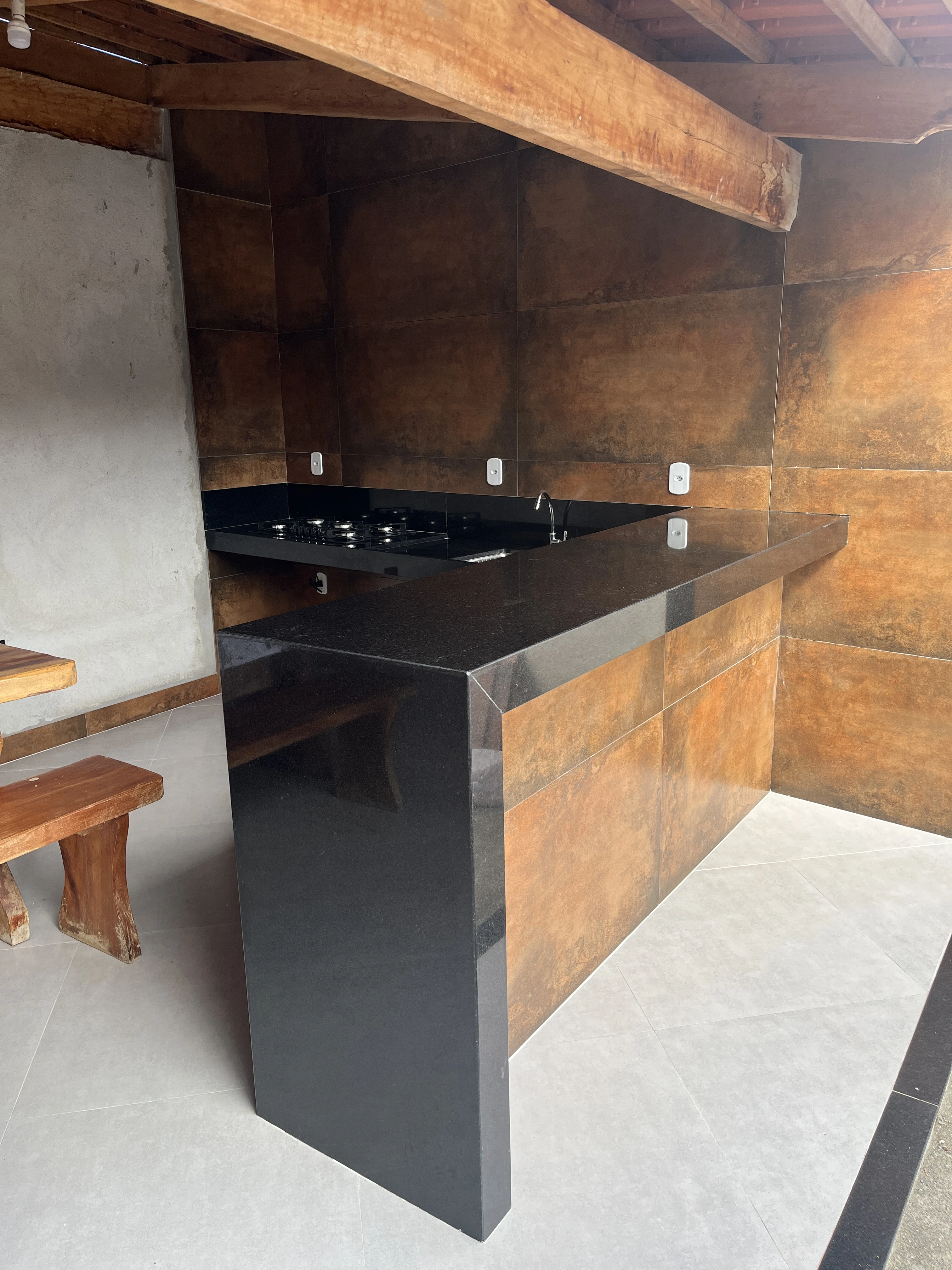 Área Gourmet em Granito Preto São Benedito