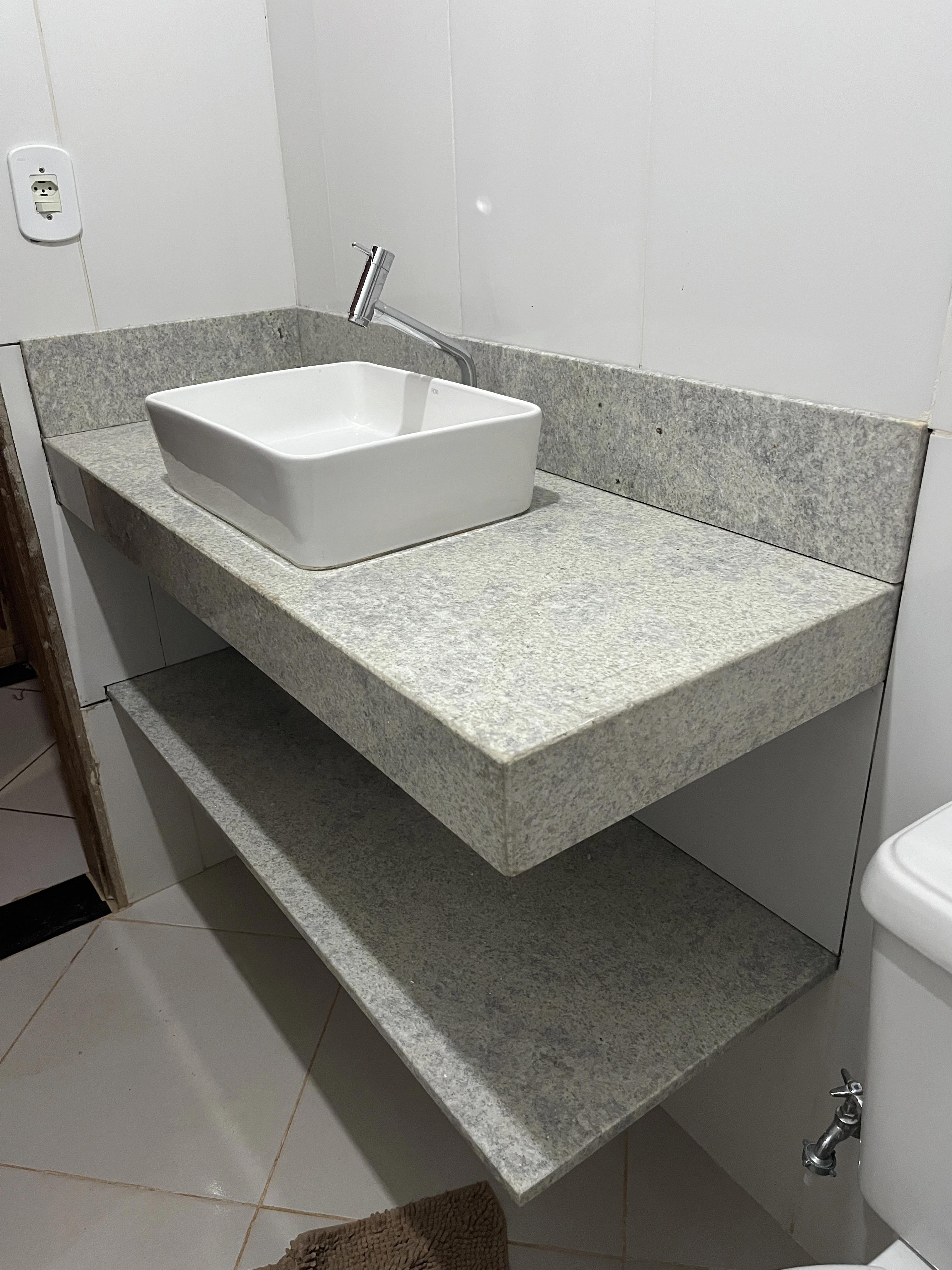 Lavatório em Granito Branco Itaúnas