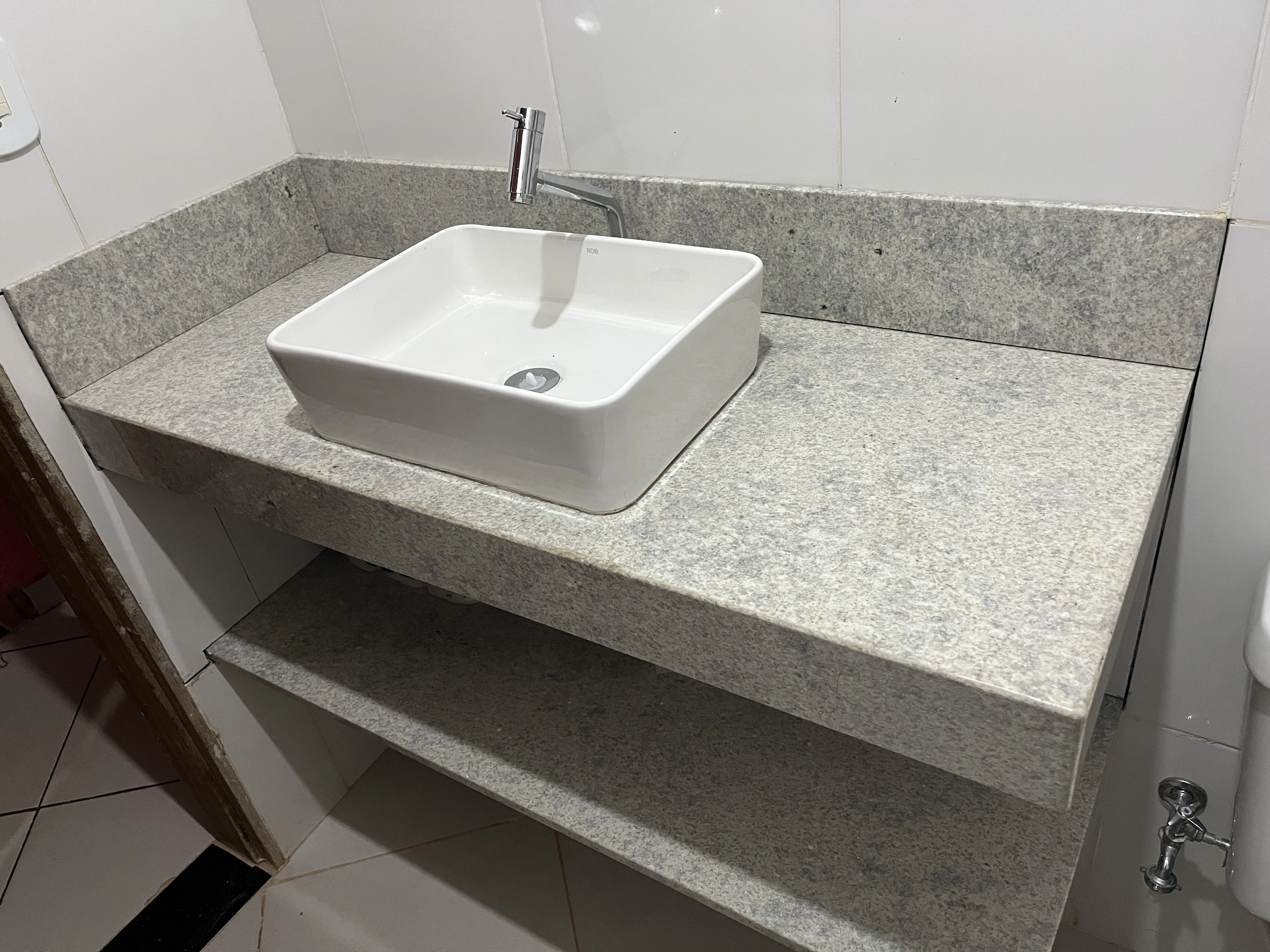 Lavatório em Granito Branco Itaúnas - Imagem 2